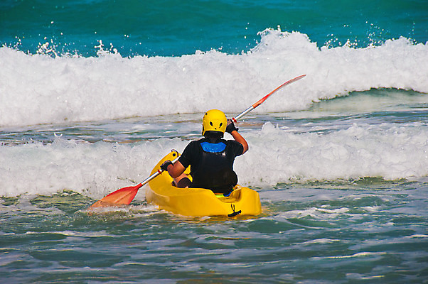 포토 JPG 해외이미지 1 남자 스포츠 파도 바다 여행 자연 항해 건강 사람 사람없음 야외 물 재킷 젖음 흰색 서핑 헬멧 위험 노 속도 흥분 함선 카약 분무기 추적 해외202004 해외포토 자연요소 감정 컬러 컨셉 배_교통 모션 외투 수상스포츠 보호장비 생태계 선박 파일형식 이미지허브