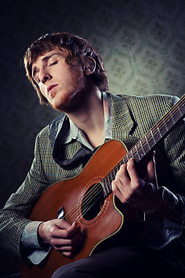 포토 JPG 해외이미지 캐릭터 라이프스타일 남자 한명 정장 이벤트 금발 파티 유행 공연 음악가 가수 수확 기타 화려 유머 예술가 펑키 기타리스트 락스타 캐리커처 특별함 팝 성인남자만 해외202004 해외포토 직업 1 헤어스타일 옷 감정 음악 컨셉 농업 현악기 사람 생활 연주자 그림 남자만 성인만 파일형식 이미지허브