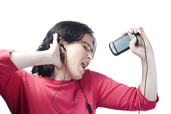 포토 JPG 해외이미지 모델 여자 행복 안경 음악 포즈 백그라운드 노래 갈색머리 한명 사람 상반신 세로 머리 소리 외침 듣기 가수 흰색 춤 MP3 피부 PDA 고립 보컬 해외202004 해외포토 1 헤어스타일 잡화 감정 컬러 모션 문화예술 신체부위 전자제품 음악가 파일형식 이미지허브