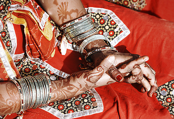 포토 JPG 해외이미지 전통 손 디자인 여자 꽃 아시아 종교 문화 결혼 백그라운드 꽃무늬 신체 손가락 관리 미술 사람 사람없음 장식 빨간색 갈색 유행 축하 재산 인도인 심볼 피부 그림 동쪽 부족 앞머리 스타일 해외202004 해외포토 외국인 식물 헤어스타일 나라 컬러 컨셉 무늬 문화예술 동양인 이벤트 신체부위 금융 방향 파일형식 이미지허브