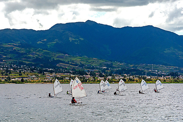 포토 JPG 해외이미지 나무 식물 구름 전통 호수 스포츠 여행 요트 자연 하늘 산 사람 풍경 사람없음 야외 가로 초록색 물 파란색 빛 컬러풀 환경 침묵 시골 보트 남아메리카 원주민 돛 화산 장면 에콰도르 흐림 웅장함 해외202004 해외포토 자연요소 컬러 배_교통 날씨 아메리카 소리 아프리카인 생태계 파일형식 이미지허브