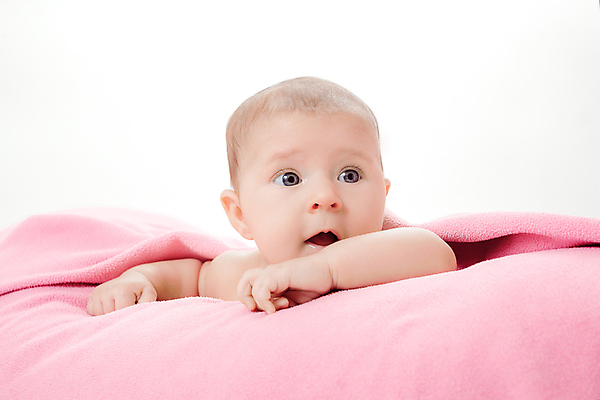 포토 JPG 해외이미지 백인 1 여자 얼굴 어린이 건강 한명 사람 파란색 흰색 표현 아기 작음 거짓말 걸음마 돌봄 해외202004 해외포토 서양인 컬러 모션 신체부위 크기 파일형식 이미지허브