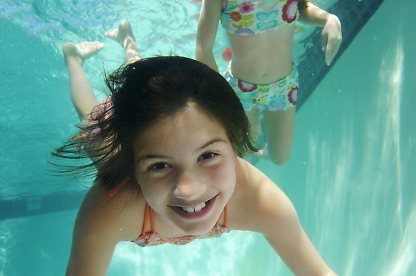 포토 JPG 해외이미지 주간 전신 응시 여자 수영복 어린이 수영장 미소 소녀 상반신 야외 두명 앞모습 수중 수영 소녀만 해외202004 해외포토 자연요소 시선 옷 뷰포인트 표정 사람 수상스포츠 여자만 어린이만 파일형식 이미지허브