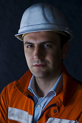 포토 JPG 해외이미지 백인 남자 산업 유니폼 검은배경 노동자 조명 한명 안전 성인 어둠 장비 에너지 손전등 황금 안전모 헬멧 위험 발굴 먼지 지하 발견 광부 건설근로자 해외202004 해외포토 서양인 직업 1 옷 백그라운드 컨셉 사람 검은색 안전장비 보호장비 파일형식 이미지허브