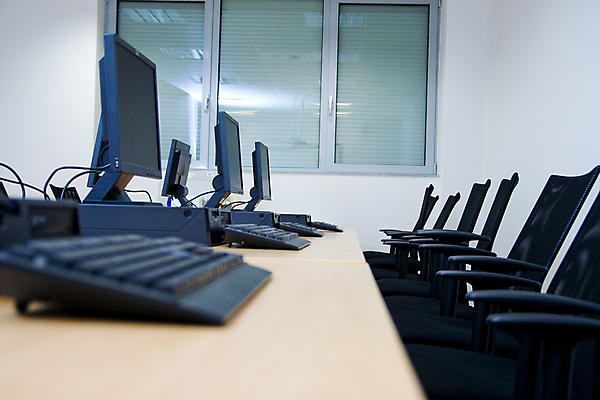 포토 JPG 해외이미지 교육 가구 인터넷 의자 비즈니스 교실 학교 탁자 기술 실험 사람없음 내부 컴퓨터 사무실 스크린 모니터 검은색 자료 방 키보드 업무 네트워크 쥐 시원함 책상 줄서기 해외202004 해외포토 컬러 생활용품 모션 전자제품 작업 설치류 파일형식 이미지허브