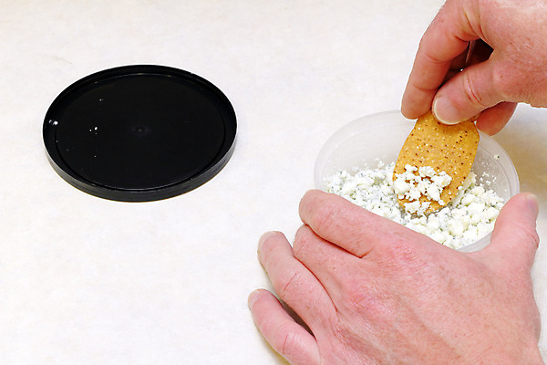 포토 JPG 해외이미지 백인 남자 음식 건강 관리 한명 사람 성인 검은색 뚜껑 흰색 작음 컨테이너 플라스틱 먹기 블루치즈 해외202004 해외포토 서양인 1 산업 컬러 모션 재질 치즈 크기 파일형식 이미지허브