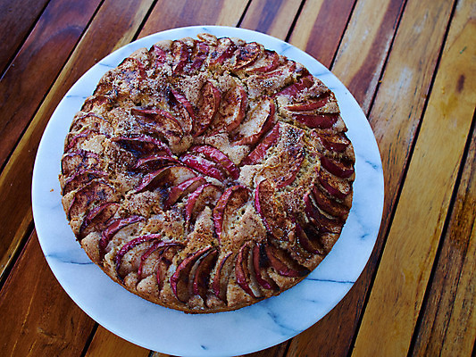 포토 JPG 해외이미지 전통 접시 계절 음식 조각 과일 디저트 요리 사람없음 빨간색 케이크 식사 빵집 껍질 대접 신선 닫기 달콤 맛 사과 설탕 굽기 시나몬 타르트 페스츄리 해외202004 해외포토 식기 빵 컬러 컨셉 모션 상점 구이 파이_빵 파일형식 이미지허브