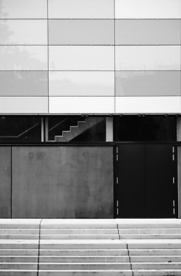 포토 JPG 해외이미지 선 건축양식 벽돌 주택 흑백 사람없음 건물 빛 계단 단계 대칭 콘크리트 세련 해외202004 해외포토 건축물 건축 촬영기법 파일형식 이미지허브