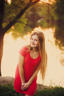 포토 JPG 해외이미지 나무 백인 1 라이프스타일 손 드레스 계절 공원 행복 도로 길 포즈 자국 자연 건강 한명 서기 미소 사람 풍경 야외 10대 빨간색 여름 청춘 햇빛 태양 보라색 봄 산책 흰색 숲 오솔길 싱글 에코 진짜 혼자 스타일 해외202004 해외포토 자연요소 서양인 식물 옷 공공시설 감정 컬러 컨셉 교통시설 모션 청소년 휴식 표정 생활 신체부위 환경 생태계 파일형식 이미지허브