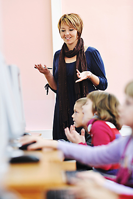 포토 JPG 해외이미지 여자 교육 남자 행복 어린이 의자 교실 학교 수업 함께함 한명 사람 앉기 소년 여러명 성인 친구 스터디 컴퓨터 교사 가르침 그룹 책상 해외202004 해외포토 직업 1 감정 가구 다수 컨셉 관계 모션 전자제품 학습 파일형식 이미지허브