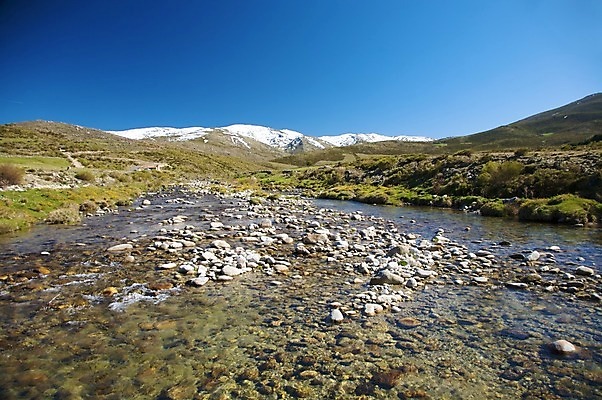 포토 JPG 해외이미지 유럽 겨울 자연 산 풍경 사람없음 야외 초록색 물 파란색 강 계곡 바위 시골 스페인 해외202004 해외포토 자연요소 계절 나라 컬러 돌_바위 생태계 파일형식 이미지허브