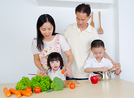 포토 JPG 해외이미지 여자 남자 딸 아들 어린이 채소 엄마 남편 주택 한국 실내 건강 요리 사람 동양인 소년 여러명 성인 부모 주방 일본 아내 아빠 리빙 개조 해외202004 해외포토 아시아 다수 가족 인종 내부 건물 파일형식 이미지허브