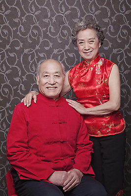 포토 JPG 해외이미지 커플 응시 행복 전통문화 짧은머리 중국문화 함께함 실내 사랑 서기 미소 앉기 두명 빨간색 세로 컬러풀 중국 백발 결합 전통의상 베이징 예복 탈모 해외202004 해외포토 동양문화 전통 헤어스타일 시선 옷 감정 아시아 문화 컬러 외국문화 컨셉 관계 모션 표정 사람 내부 증상 파일형식 이미지허브