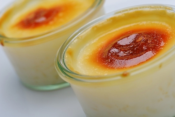 포토 JPG 해외이미지 실내 근접촬영 사람없음 두개 흰배경 푸딩 크렘브륄레 해외202004 해외포토 뷰포인트 백그라운드 2 디저트 내부 흰색 파일형식 이미지허브