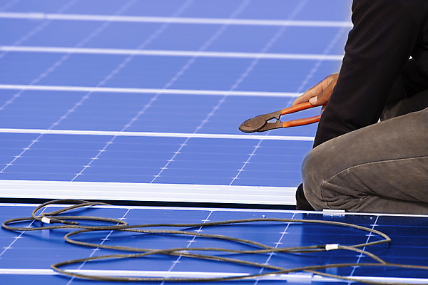 포토 JPG 해외이미지 노동자 사람없음 경제 태양 환경 힘 장비 에너지 업무 엔지니어 헬멧 종업원 에코 생태계 태양에너지 시스템 생태학 설치 해외202004 해외포토 자연요소 직업 교육 작업 기술자 그린에너지 보호장비 파일형식 이미지허브