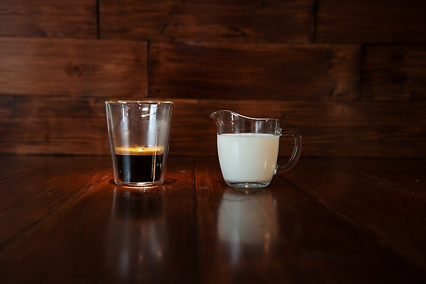 포토 JPG 해외이미지 라이프스타일 커피 음료 음식 백그라운드 재료 유리 탁자 아침 건강 사람없음 목재 컵 세로 반사 검은색 식사 우유 추위 흰색 기구 신선 조끼 액체 소 사발 먹기 크림 순수 오브젝트 상쾌 유기농 날것 에스프레소 유리주전자 내추럴 고립 단백질 해외202004 해외포토 주간 나무 식기 웰빙 감정 컬러 가구 컨셉 포유류 모션 재질 주전자 유제품 생활 외투 사기그릇 영양소 파일형식 이미지허브