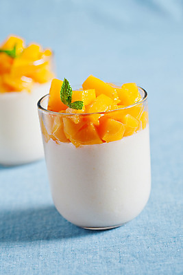 포토 JPG 해외이미지 계절 음식 오렌지 과일 유리 디저트 실내 건강 요리 사람없음 초록색 노란색 검은색 흰색 신선 닫기 달콤 민트 허브 크림 복숭아 토핑 망고 요거트 내추럴 바닐라 채식주의자 핸드메이드 해외202004 해외포토 식물 컬러 모션 재질 유제품 내부 맛 열대과일 채식 파일형식 이미지허브