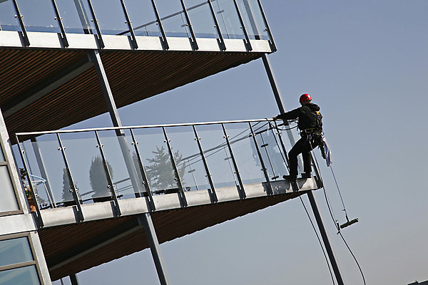 포토 JPG 해외이미지 직업 밧줄 건축양식 창문 아파트 직장 매달리기 덴마크 사람 사람없음 야외 건물 가로 장비 발코니 도구 작업 씻기 안전모 위험 청소 청소부 진짜 해외202004 해외포토 건축물 건축 줄 컨셉 회사 모션 주택 북유럽 청결 헬멧 안전장비 파일형식 이미지허브