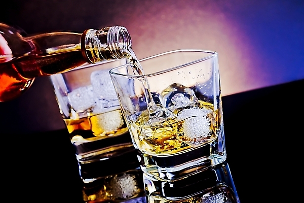 포토 JPG 해외이미지 음료 백그라운드 휴식 주류 따뜻함 사람없음 물 파란색 얼음 침묵 알코올 투명 액체 클래식 우아함 선택 큐브 상쾌 버번 브랜디 위스키 토닉 해외202004 해외포토 자연요소 감정 컬러 컨셉 소리 파일형식 이미지허브