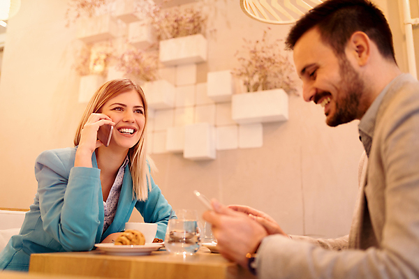 포토 JPG 해외이미지 라이프스타일 행복 커피 2 인터넷 비즈니스 통신 휴식 사람 앉기 두명 가로 스마트폰 핸드폰 알약 카페 작업 비즈니스맨 비즈니스우먼 아침식사 단절 해외202004 해외포토 여자 남자 감정 음료 컨셉 모션 생활 전자제품 스마트기기 약 상점 식사 직장인 파일형식 이미지허브