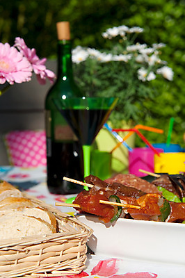 포토 JPG 해외이미지 꽃 음식 빵 육류 사람없음 야외 여름 컬러풀 파티 와인 정원 맑음 샐러드 바비큐 레모네이드 날것 프랑스어 해외202004 해외포토 식물 문자 계절 컬러 식재료 날씨 주류 이벤트 에이드 파일형식 이미지허브