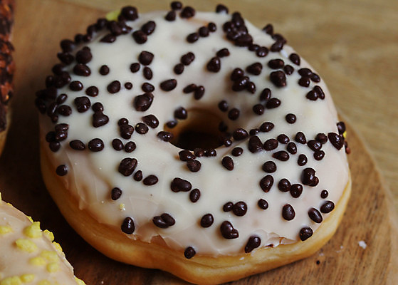 포토 JPG 해외이미지 음식 분홍색 백그라운드 탁자 디저트 사람없음 목재 컬러풀 과자 케이크 초콜릿 얼음 검은색 식사 빵집 튀김 흰색 대접 신선 원형 도넛 달콤 맛 아침식사 폐기물 정상 설탕 굽기 먹기 뿌리기 크림 반죽 토핑 칼로리 고립 바닐라 페스츄리 해로움 프로스팅 해외202004 해외포토 자연요소 도형 나무 빵 컬러 가구 컨셉 재료 모션 상점 쓰레기 구이 제빵 파일형식 이미지허브