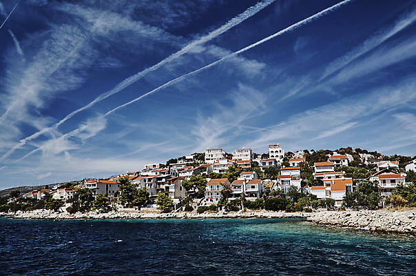 포토 JPG 해외이미지 나무 구름 유럽 바다 건축양식 창문 하늘 산 주택 사람없음 건물 물 언덕 타운 크로아티아 해외202004 해외포토 자연요소 식물 건축물 건축 나라 도시 파일형식 이미지허브