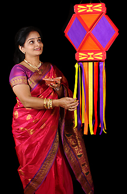 포토 JPG 해외이미지 전통 여자 종교 문화 중년 한명 미소 빛 축제 등불 램프 등잔 사리 힌두교 해외202004 해외포토 1 조명 표정 사람 성인 파일형식 이미지허브