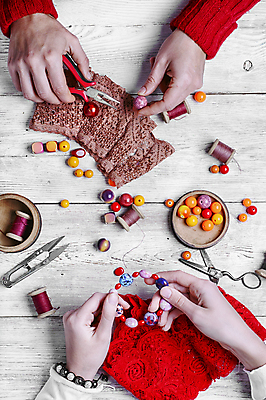 포토 JPG 해외이미지 손 여자 줄 목걸이 팔찌 기술 미술 사람 취미 사람없음 장식 빛 노란색 활발 업무 화려 작업실 고급 우아함 상품 구슬 만들기 팬던트 해외202004 해외포토 컬러 컨셉 장신구 모션 문화예술 신체부위 작업 파일형식 이미지허브