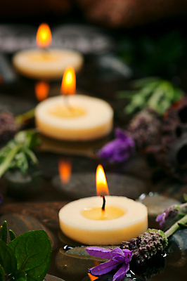 포토 JPG 해외이미지 꽃잎 꽃 꽃무늬 휴식 건강 사람없음 치료 물 상점 스파 조약돌 마사지 소중 향기 아로마 객실 향 아로마테라피 라벤더 돌봄 바디케어 에센스 해외202004 해외포토 자연요소 식물 컨셉 무늬 의학 모션 화장품 돌_바위 허브 냄새 테라피 파일형식 이미지허브