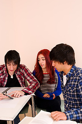 포토 JPG 해외이미지 백인 학생 여자 교육 남자 교실 학교 실내 3 앉기 세로 세명 친구 스마트폰 핸드폰 가리킴 책상 쇼 충격 빨간머리 카피스페이스 해외202004 해외포토 서양인 헤어스타일 가구 관계 모션 사람 손짓 내부 전자제품 스마트기기 공백 파일형식 이미지허브