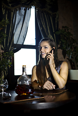 포토 JPG 해외이미지 백인 1 라이프스타일 응시 옷 여자 음식 탁자 모바일 한명 사람 성인 스마트폰 독서 유행 식당 저녁식사 카페 수확 잡기 날짜 기다림 고급 우아함 선택 먹기 서비스 메뉴 질서 카페테리아 점심식사 해외202004 해외포토 서양인 시선 가구 컨셉 농업 모션 생활 핸드폰 스마트기기 상점 식사 예절 파일형식 이미지허브