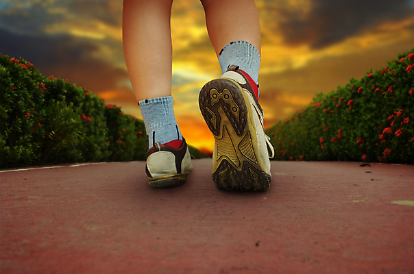 포토 JPG 해외이미지 라이프스타일 공원 여자 길 스포츠 신발 자국 모션 자연 휴식 건강 사람 사람없음 달리기 조깅 운동 걷기 정원 저녁 달리기선수 양발 해외202004 해외포토 공공시설 컨셉 생활 야간 생태계 육상선수 파일형식 이미지허브