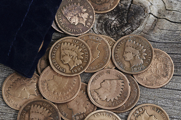 포토 JPG 해외이미지 돈 가방 비즈니스 사람없음 목재 금융 쌓기 금속 동전 미국 수확 골동품 시골 절약 역사 변화 수집 심볼 오브젝트 복고 투자 상업 보물 센트 옛날 페니 해외202004 해외포토 나무 잡화 컨셉 북아메리카 농업 재료 모션 재질 경제 재산 파일형식 이미지허브