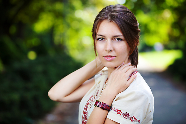포토 JPG 해외이미지 백인 1 손 응시 공원 여자 얼굴 백그라운드 셔츠 생각 건강 한명 사람 20대 성인 야외 초록색 여름 머리 카메라 자신감 스마트 어깨 싱글 내추럴 배려 우크라이나 혼자 스타일 해외202004 해외포토 서양인 시선 계절 공공시설 감정 유럽 컬러 컨셉 상의 청년 신체부위 전자제품 파일형식 이미지허브