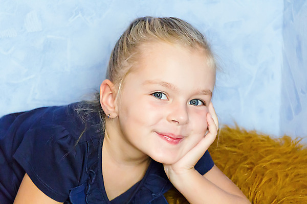 포토 JPG 해외이미지 백인 여학생 유럽 어린이 한명 파란색 금발 흰색 6 5 7 해외202004 해외포토 서양인 1 학생 헤어스타일 여자 나라 컬러 사람 숫자 파일형식 이미지허브