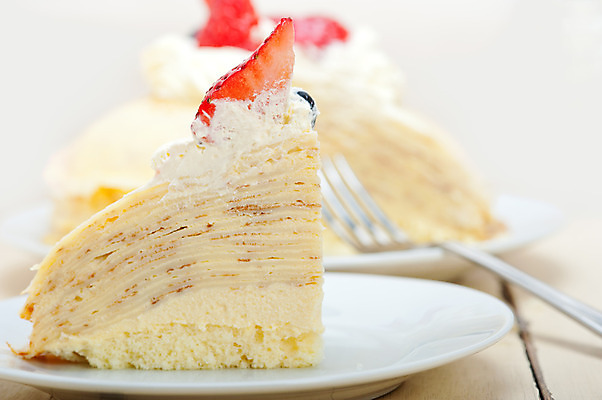 포토 JPG 해외이미지 접시 조각 포크 딸기 단면 사람없음 케이크 달콤 생크림 블루베리 나무탁자 크레이프 해외202004 해외포토 식기 과일 탁자 디저트 맛 크림 파일형식 이미지허브