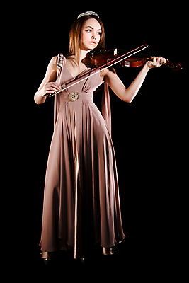 포토 JPG 해외이미지 백인 드레스 감정 줄 음악 백그라운드 노래 놀이 미술 한명 목재 갈색 검은색 어둠 콘서트 음악가 흰색 기구 표현 막대기 클래식 가득함 바이올린 쇼 열정 부드러움 길이 바이올리니스트 고립 교향곡 뮤지컬 스타일 해외202004 해외포토 서양인 나무 직업 1 옷 컬러 컨셉 재료 현악기 문화예술 사람 공연 연주자 감각 파일형식 이미지허브