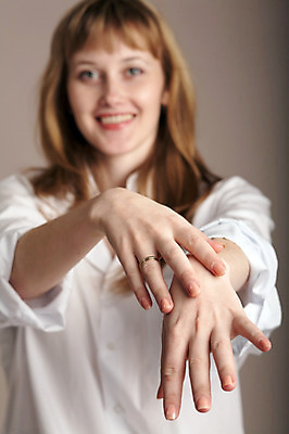 포토 JPG 해외이미지 손 여자 행복 여유 셔츠 건강 한명 사람 성인 유행 스파 기쁨 흰색 마사지 피부 입술 만족 돌봄 위생관리 해외202004 해외포토 1 감정 컬러 상의 모션 관리 신체부위 파일형식 이미지허브