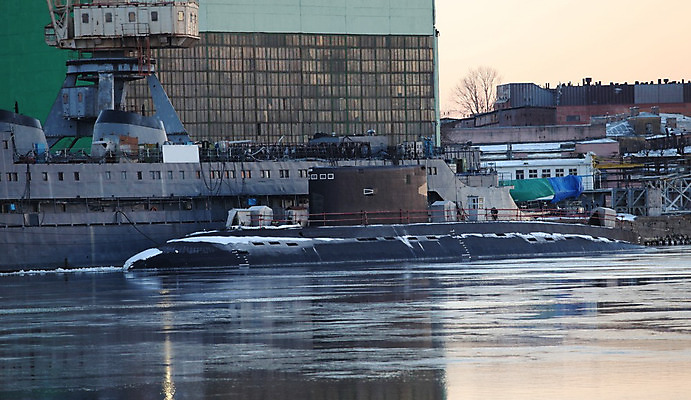 포토 JPG 해외이미지 무기 파도 바다 겨울 사람없음 물 항구 얼음 검은색 수중 힘 일몰 깃발 잠수함 정박 군용 싸움 해군 군함 해외202004 해외포토 자연요소 계절 컬러 배_교통 교통시설 모션 군대 노을 파일형식 이미지허브