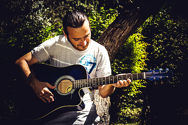 포토 JPG 해외이미지 나무 백인 1 라이프스타일 손 계절 공원 남자 얼굴 음악 백그라운드 잎 노래 자연 놀이 한명 사람 성인 야외 10대 파티 검은색 소리 음악가 회색 가수 기구 기타 표현 숲 예술가 뮤지컬 플레이어 혼자 해외202004 해외포토 서양인 식물 직업 공공시설 컬러 청소년 현악기 문화예술 이벤트 생활 신체부위 생태계 파일형식 이미지허브