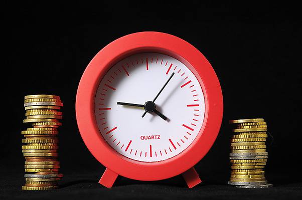 포토 JPG 해외이미지 시계 백그라운드 컨셉 지폐 돈 비즈니스 사람없음 빨간색 금융 경제 달러 동전 검은색 저축 성장 시간 절약 시장 재산 가격 손목시계 사인 속도 투자 공포 이익 보물 타이머 대출 빚 수입 위기 해외202004 해외포토 컬러 장신구 파일형식 이미지허브