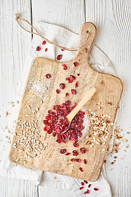 포토 JPG 해외이미지 접시 열매 음식 다이어트 과일 재료 유리 탁자 건조 건강 요리 사람없음 목재 빨간색 세로 갈색 숟가락 흰색 사발 시리얼 준비 냅킨 채식주의자 크랜베리 비건 해외202004 해외포토 나무 식물 식기 컬러 가구 재질 수저 사기그릇 채식 파일형식 이미지허브