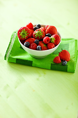 포토 JPG 해외이미지 열매 음식 과일 딸기 건강 사람없음 반사 신선 최고 맛 블루베리 산딸기 해외202004 해외포토 식물 컨셉 파일형식 이미지허브