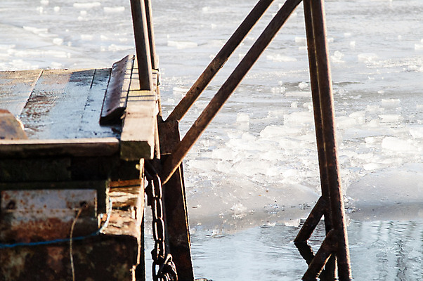 포토 JPG 해외이미지 주간 호수 포즈 겨울 사다리 근육 주택 수영장 건강 사람없음 야외 목재 치료 물 강 운동 계단 얼음 수영 힘 목욕 추위 시골 연못 구멍 씻기 수증기 서리 빙산 사우나 벌거벗은 폭설 해외202004 해외포토 자연요소 나무 계절 재료 의학 눈_날씨 건물 청결 도구 수상스포츠 자연재해 파일형식 이미지허브
