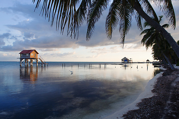 포토 JPG 해외이미지 구름 파도 바다 건축양식 자연 휴가 주택 사람없음 야외 목재 가로 여름 컬러풀 환경 사진촬영 물방울 서핑 저녁 버리기 시골집 벨리즈 북쪽 혼자 해외202004 해외포토 자연요소 나무 계절 건축 컬러 재료 모션 건물 촬영 수상스포츠 중앙아메리카 야간 방향 생태계 파일형식 이미지허브