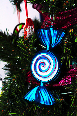 포토 JPG 해외이미지 전통 계절 기념일 크리스마스 겨울 휴가 사탕 사람없음 장식 빨간색 초록색 파란색 빛 컬러풀 크리스마스트리 기쁨 축하 달콤 노엘 해외202004 해외포토 감정 컬러 컨셉 디저트 이벤트 맛 파일형식 이미지허브