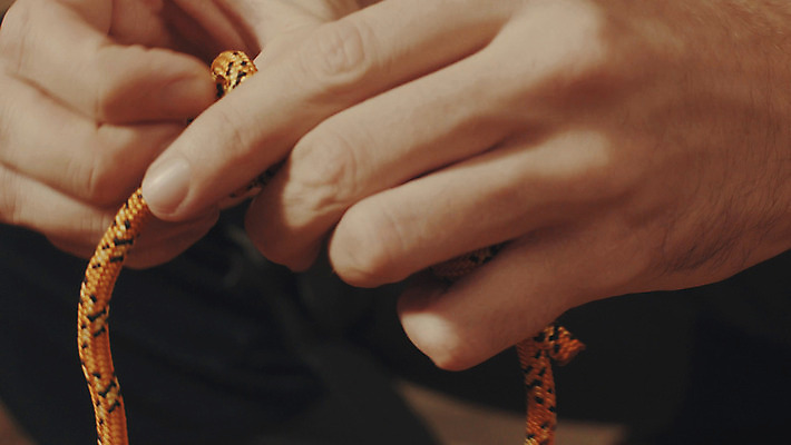 포토 JPG 해외이미지 라이프스타일 손 남자 밧줄 스포츠 포즈 넥타이 주택 기술 실내 관리 안전 사람 사람없음 청춘 운동 노란색 등산 장비 체험 닫기 연습 매듭 보험 산악가 해외202004 해외포토 잡화 줄 컬러 컨셉 모션 건강 내부 건물 생활 신체부위 트래킹 파일형식 이미지허브