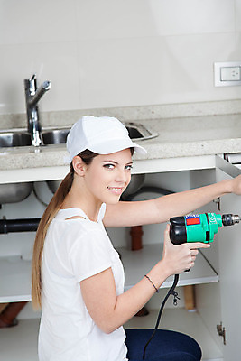 포토 JPG 해외이미지 백인 모델 직업 1 응시 여자 비즈니스 노동자 기술 실내 한명 미소 사람 20대 건물 세로 파란색 문 카메라 주방 힘 장비 흰색 도구 공구 스패너 잡기 업무 작업 재산 수리 서비스 싱크대 대야 깃털펜 배관공 송곳 옛날 해외202004 해외포토 서양인 건축물 시선 컬러 모션 표정 청년 내부 금융 전자제품 펜 개수대 파일형식 이미지허브