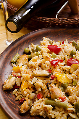 포토 JPG 해외이미지 접시 요리 사람없음 해산물 와인병 홍합 사프란 스페인요리 파에야 해외202004 해외포토 식기 음식 병_용기 어패류 서양음식 와인 스페인 향신료 파일형식 이미지허브